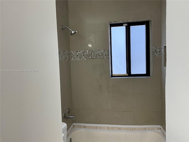 bathroom with tiled shower / bath combo