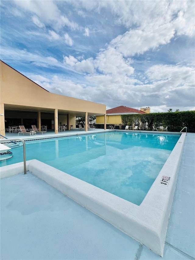 view of swimming pool