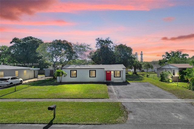 view of front facade with a yard