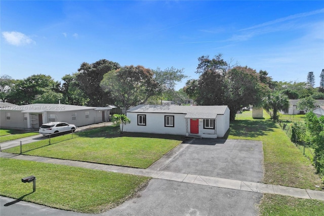 view of front of home featuring a front yard