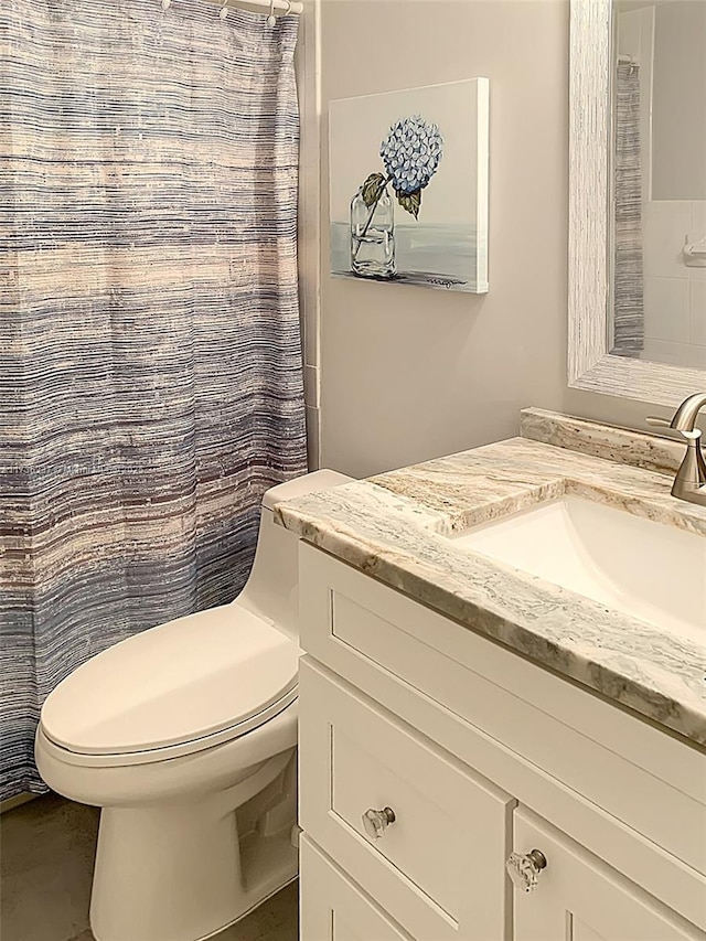 bathroom with a shower with curtain, vanity, and toilet