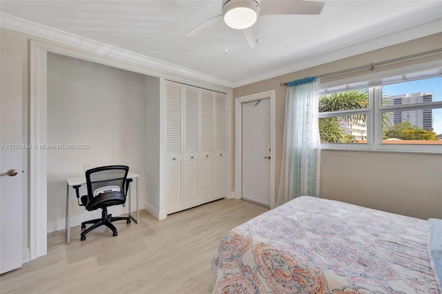 bedroom featuring light wood-type flooring, baseboards, ornamental molding, and a ceiling fan