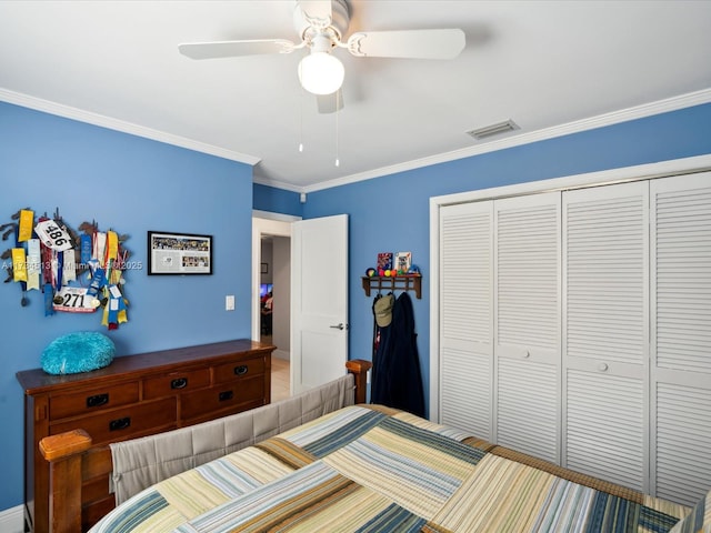 bedroom with ceiling fan, ornamental molding, and a closet