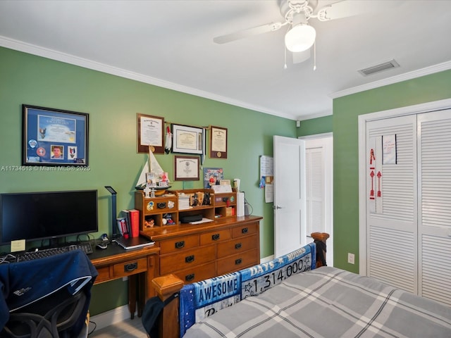 bedroom with ceiling fan, ornamental molding, and a closet