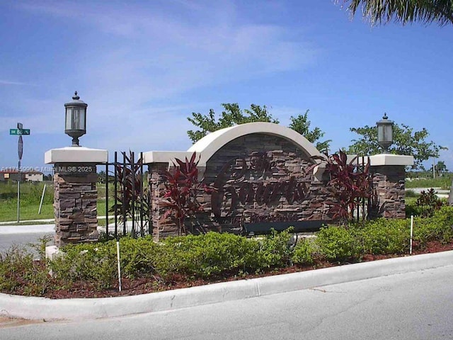 view of community / neighborhood sign