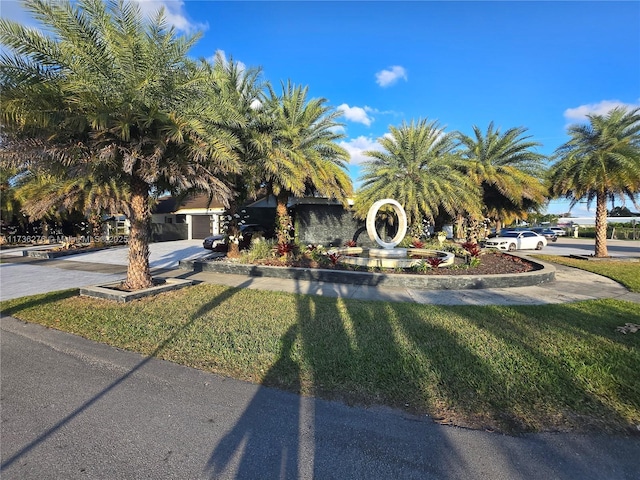 view of front of property featuring a front lawn