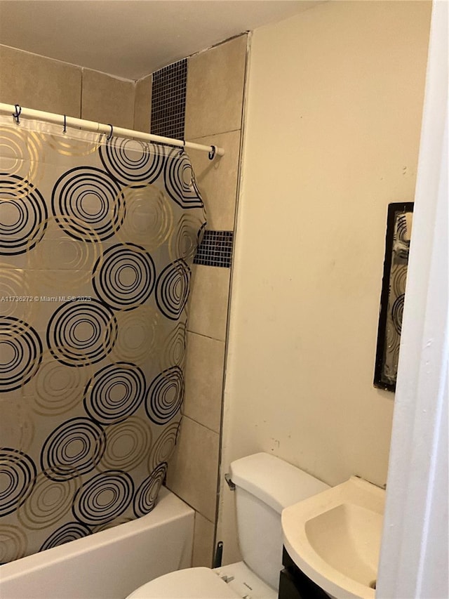 full bathroom with vanity, tiled shower / bath, and toilet