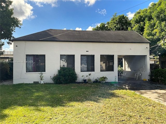 view of front of home featuring a front lawn