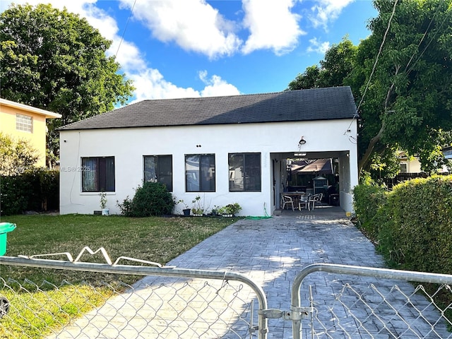 view of front facade with a garage and a front yard