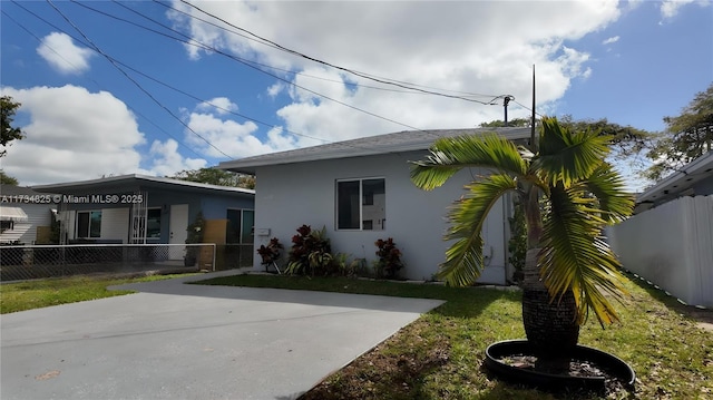 view of front of property featuring a front lawn