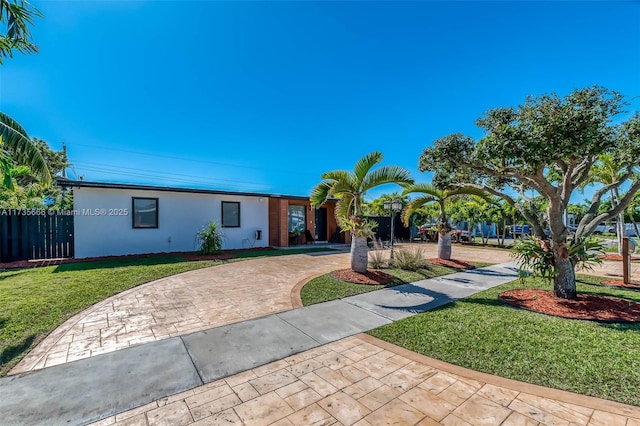 single story home featuring a front lawn