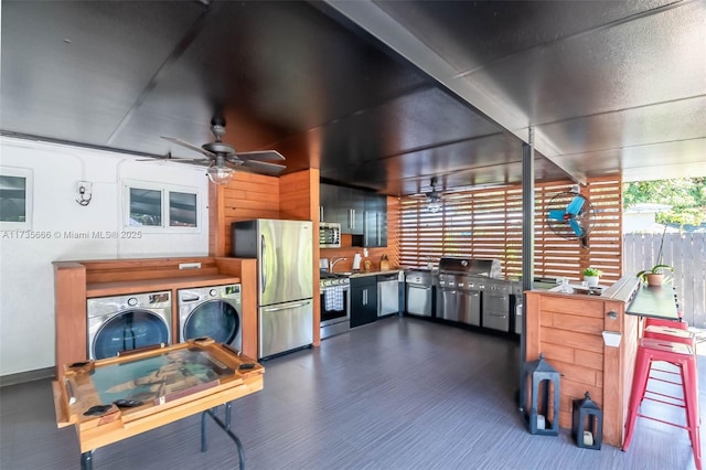 view of patio featuring washer and clothes dryer and ceiling fan