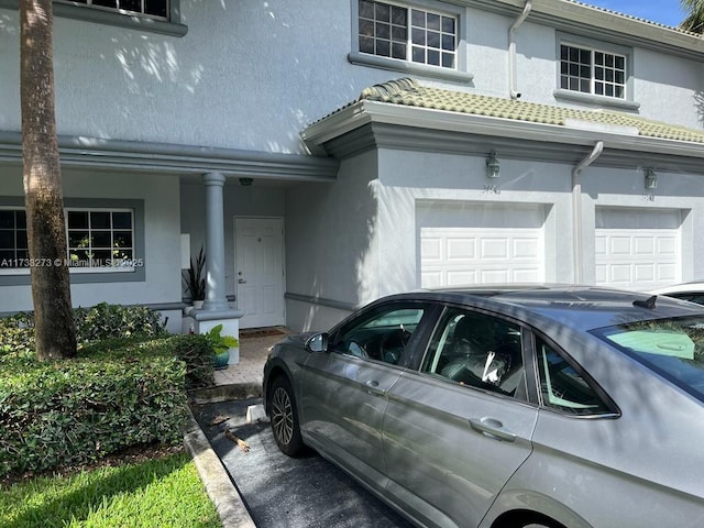 view of front facade with a garage