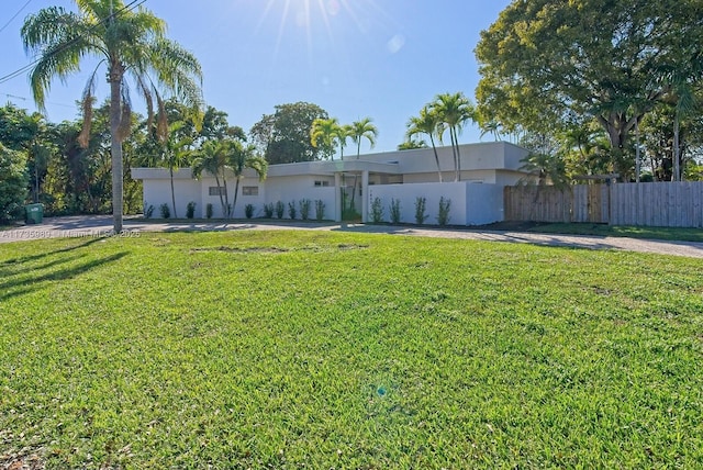 ranch-style home featuring a front lawn