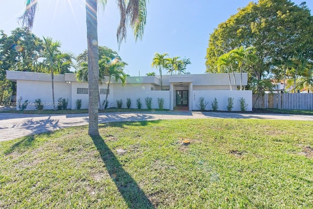 view of front facade featuring a front yard