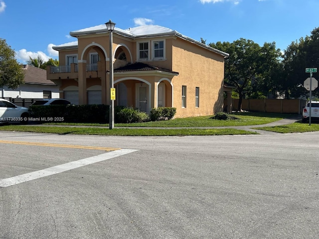 view of front of house featuring a front yard