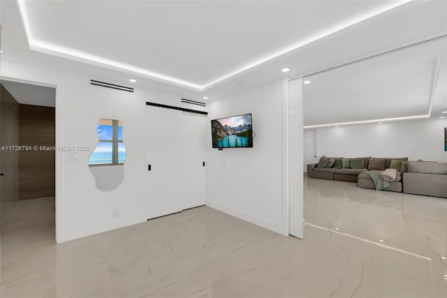 foyer entrance featuring a barn door and a tray ceiling