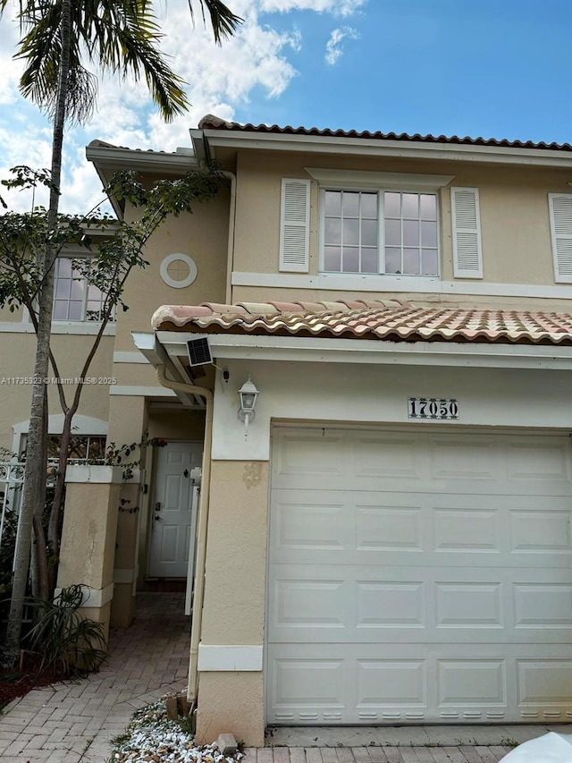 view of front facade featuring a garage