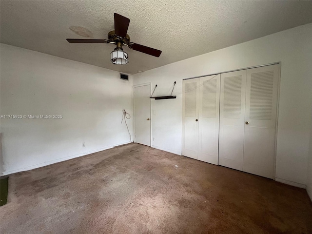 unfurnished bedroom with ceiling fan, a closet, and a textured ceiling