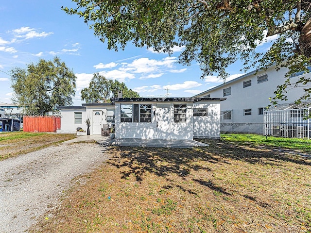 view of front facade with a front yard