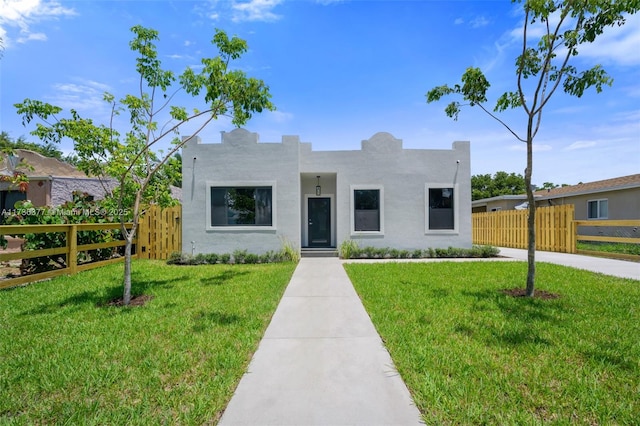 view of front of home featuring a front lawn