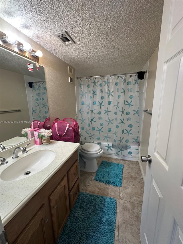 full bathroom featuring shower / tub combo with curtain, vanity, toilet, and a textured ceiling