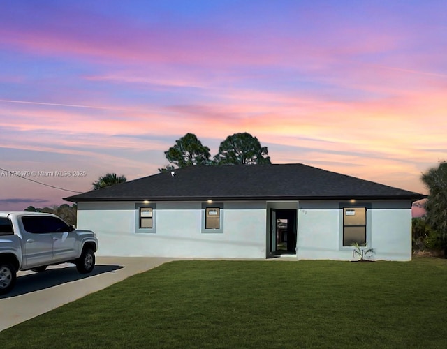 view of front of property featuring a yard