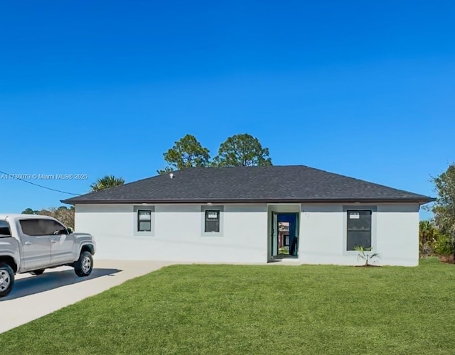 view of front facade featuring a front yard