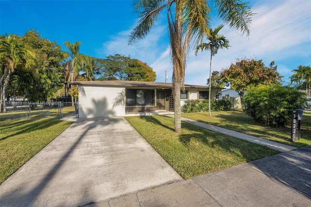 ranch-style home featuring a front lawn