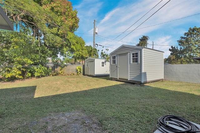 view of yard featuring a shed