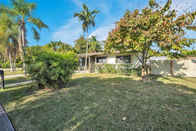 view of front of property featuring a front lawn