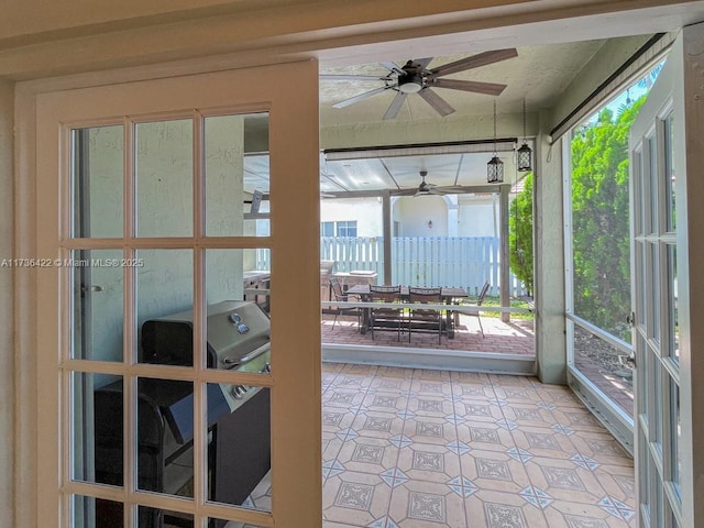 sunroom with ceiling fan