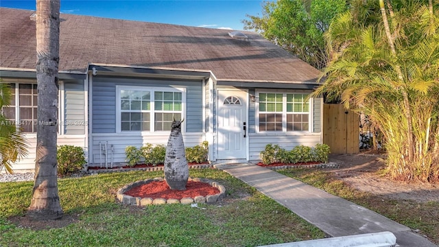 view of front of property featuring a front lawn