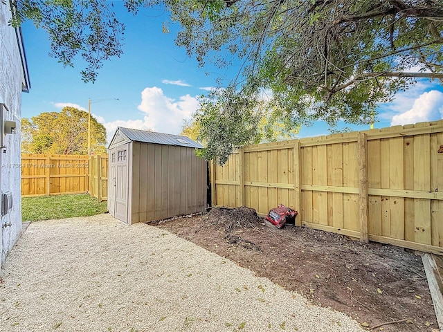 view of yard with a shed