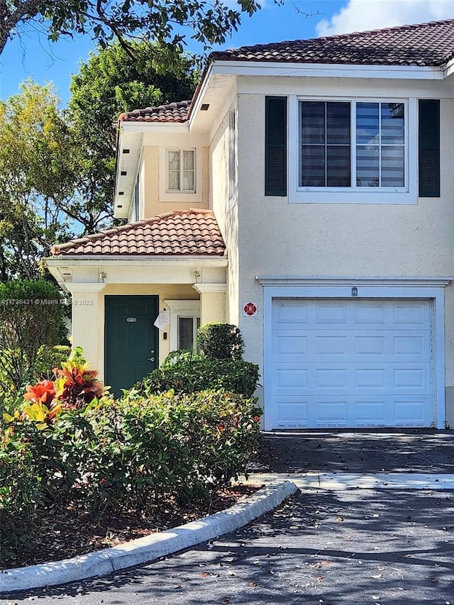 view of front facade featuring a garage