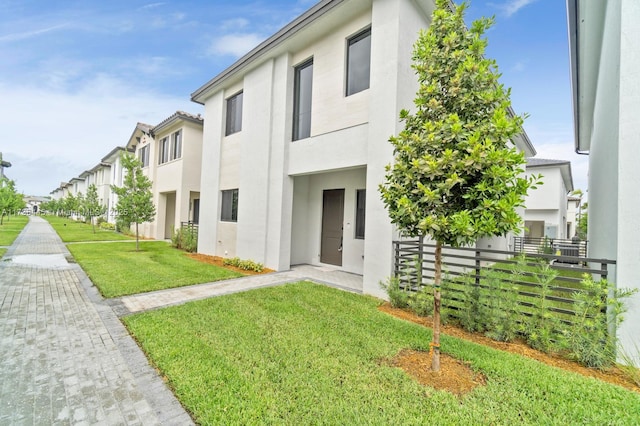 view of front of property featuring a front yard