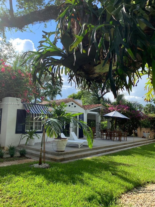 view of property's community featuring a lawn