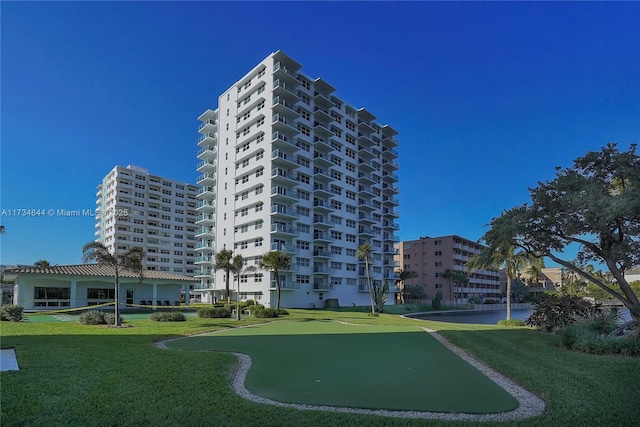 view of property's community featuring a yard