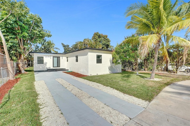 view of front of home featuring a front yard