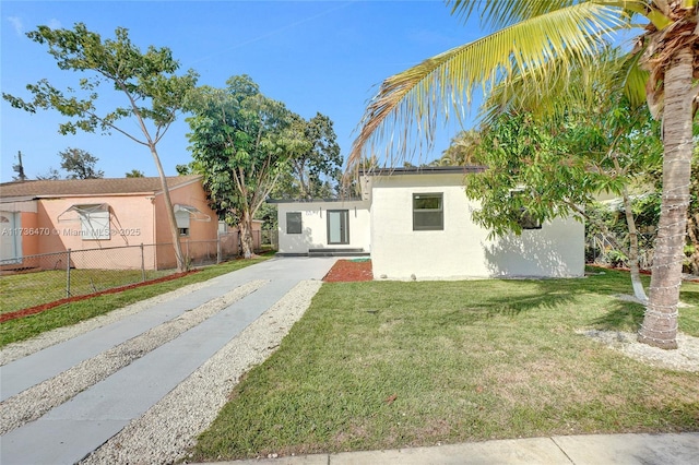 view of front of home featuring a front yard