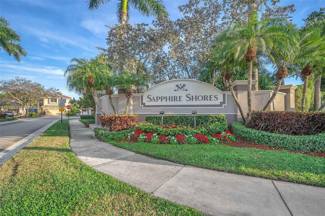 community / neighborhood sign featuring a yard