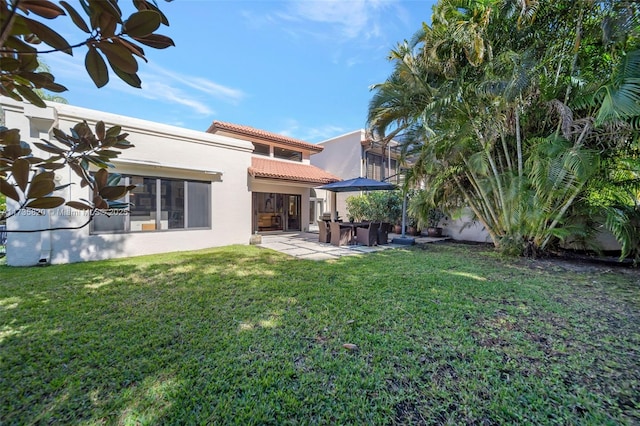 view of yard with a patio