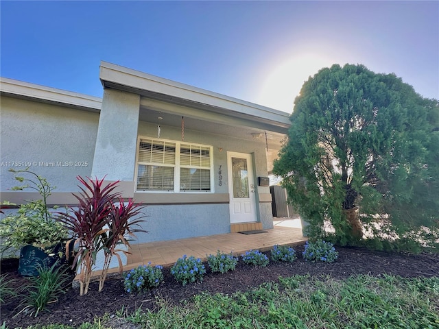 1498 NE 39th St, Oakland Park, FL 33334 - view of front of house featuring stucco siding and a porch