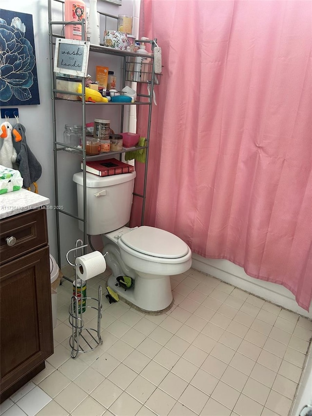 bathroom featuring shower / tub combo with curtain and toilet