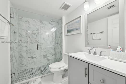 kitchen featuring a kitchen bar, sink, white cabinetry, refrigerator, and kitchen peninsula