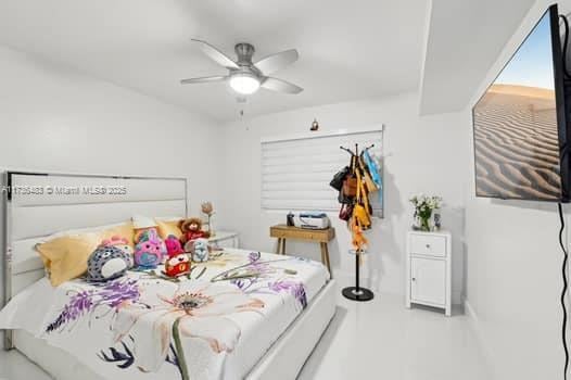 bedroom featuring ceiling fan