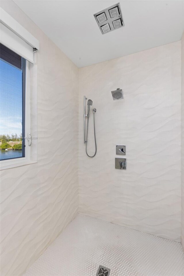 bathroom featuring a tile shower