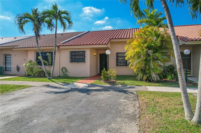 view of front facade with a front yard