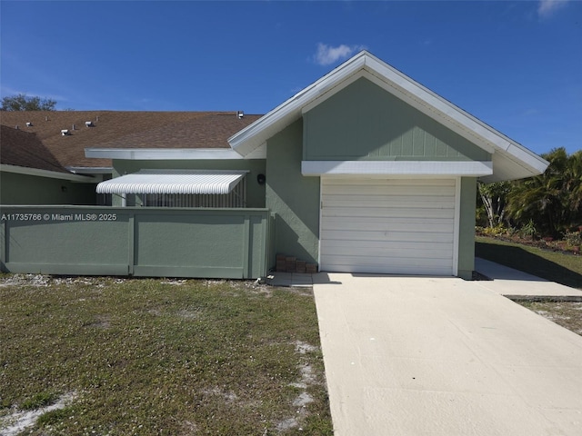 single story home featuring a garage