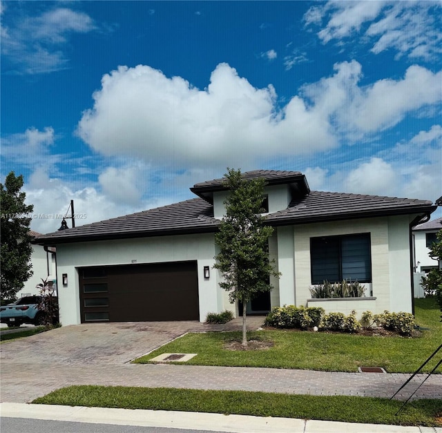 view of front facade featuring a garage and a front yard